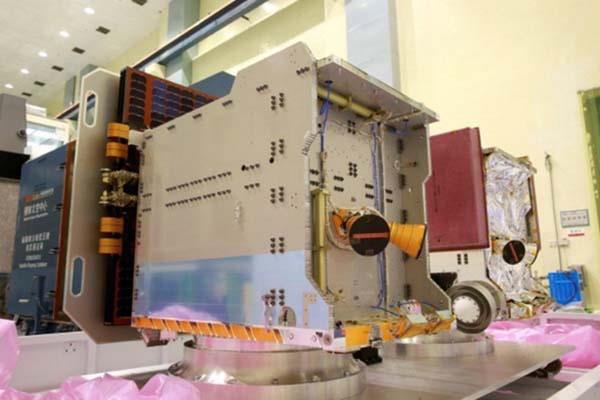 福衛七號2組各6顆衛星，原本預計分別在民年107年與108年發射。國家太空中心20日證實，第2組部分由於美方經費問題，雙方達成共識，決定取消。圖為第一枚與第二枚衛星於國家太空中心整測廠房。 圖：取自太空中心網站