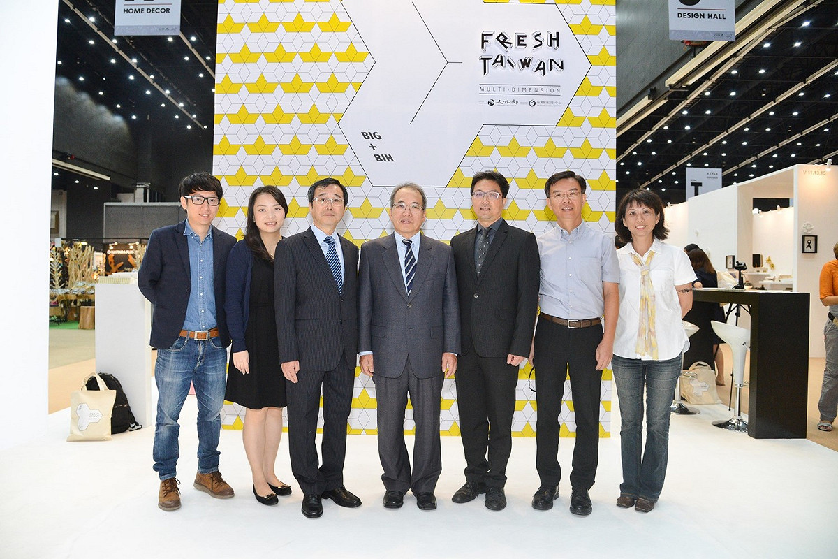 駐泰國台北經濟文化辦事處公使石柏士（正中）、文化組組長陳冠甫（左三）、文化組秘書林千琪（左二）、台灣創意設計中心洪明正組長(右三)、台東縣政府文化處處長鍾青柏及參展廠商代表等人合照。 圖：文化局／提供