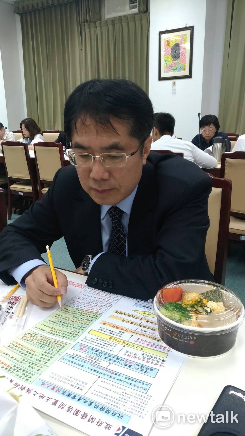 行政院長賴清德19日與立院經委會的黃偉哲等人舉行便當會，討論如何遏阻工業區土地炒作導致國內經濟受影響的議題。 圖：黃偉哲/提供