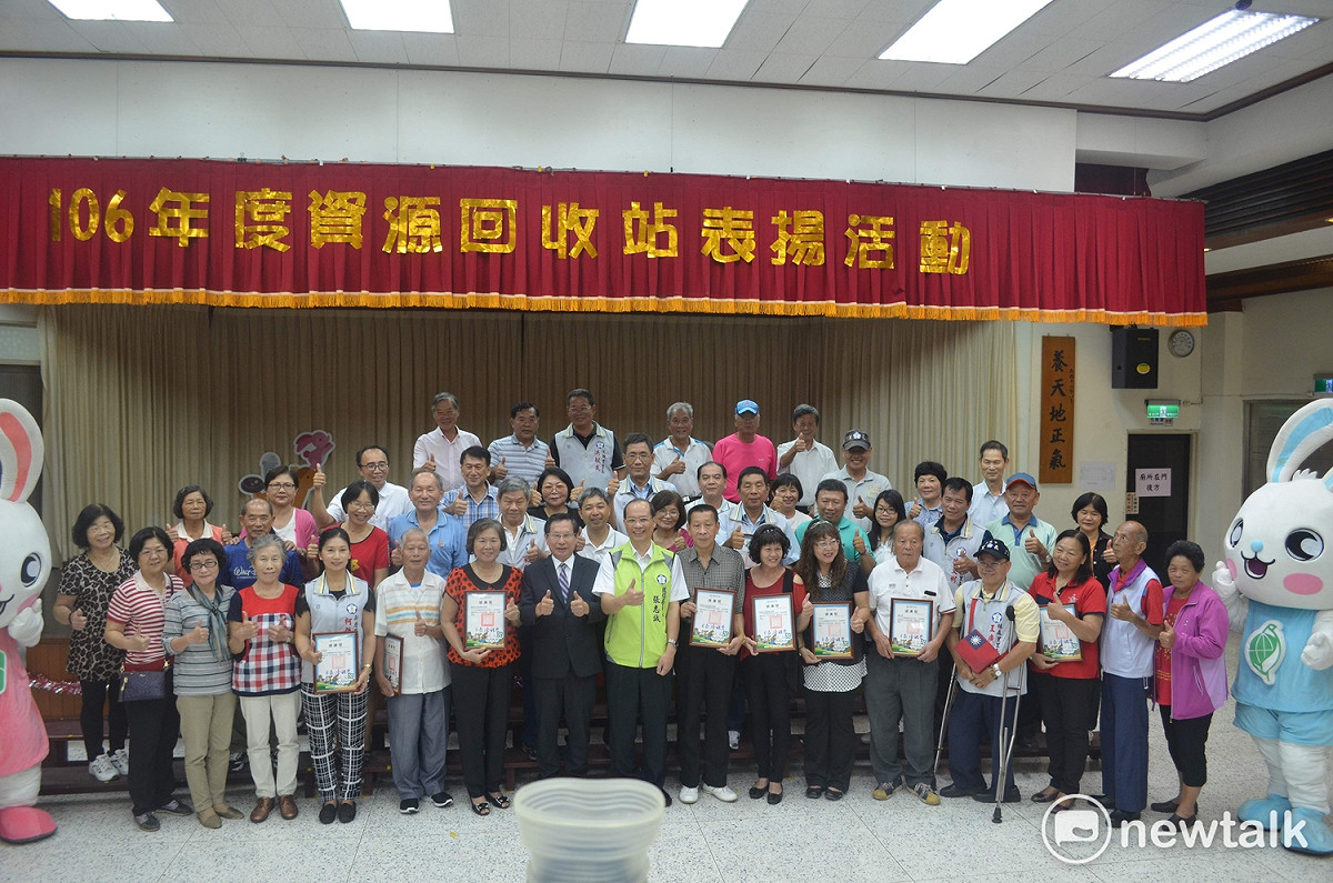 涂醒哲20日出席106年度資源回收站表揚活動，與受表揚者合影。 蔡坤龍/攝