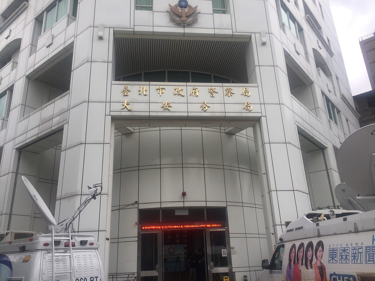 據檢警指出，遭潑酸的謝男和友人駱男和嫌犯張男談判，過程中，張男拿出放在背包的2瓶玻璃瓶潑灑，造成現場4人都被灼傷，至於犯案動機仍有待後續釐清。 圖：張嘉哲/攝