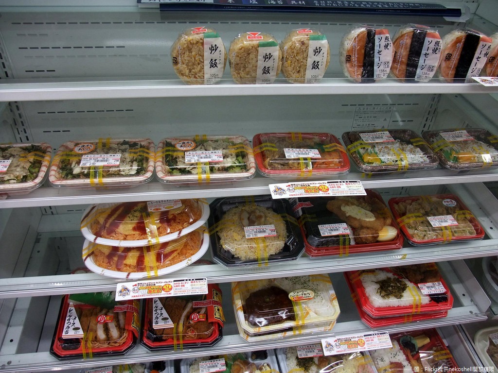走進便利商店，從日式炒烏龍、韓式烤肉拌飯、義大利麵、揚州炒飯琳瑯滿目，但選擇要買哪一種便當時，你是否考量過它所含的「鈉」含量有多高呢？ 圖：Flickr提供nekoshell開放權限