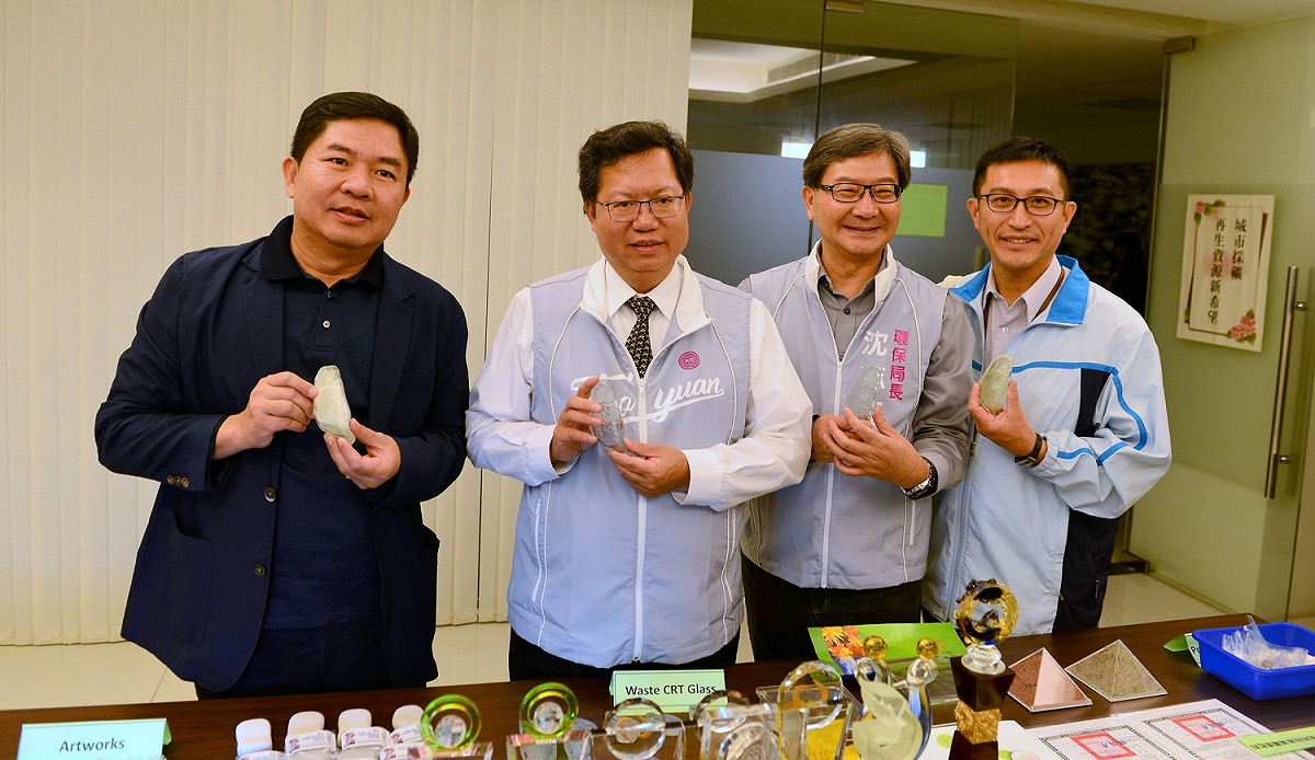 桃園市長鄭文燦20日參訪位於桃園環保科技園區的「中台資源科技股份有限公司」。 圖：桃市環保局／提供