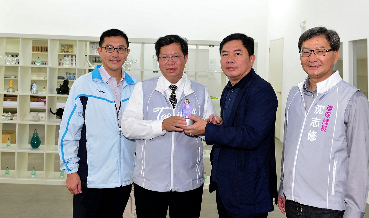 台公司是專門的事業廢棄物處理機構，同時也致力於環境教育，開設了多種環境教育課程。例如「舉頭三尺有燈管」課程，深入講解汞污染的成因與害處；「化廢為寶」課程，則使用照明光源的回收廢料，帶領學員DIY製作紀念品，宣導資源回收的重要性。 圖：桃市環保局／提供