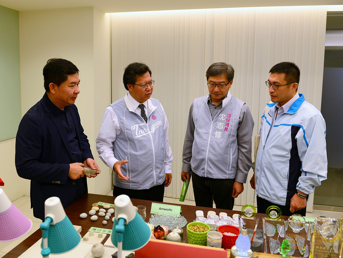 中台公司專門處理廢燈泡、廢燈管，及含汞的事業廢棄物，對於環保相當重視，多年來推廣環境教育，且擁有優秀的資源回收再利用技術，是名符其實的綠色產業，吸引許多外國嘉賓參訪，堪稱環保外交的典範。 圖：桃市環保局／提供