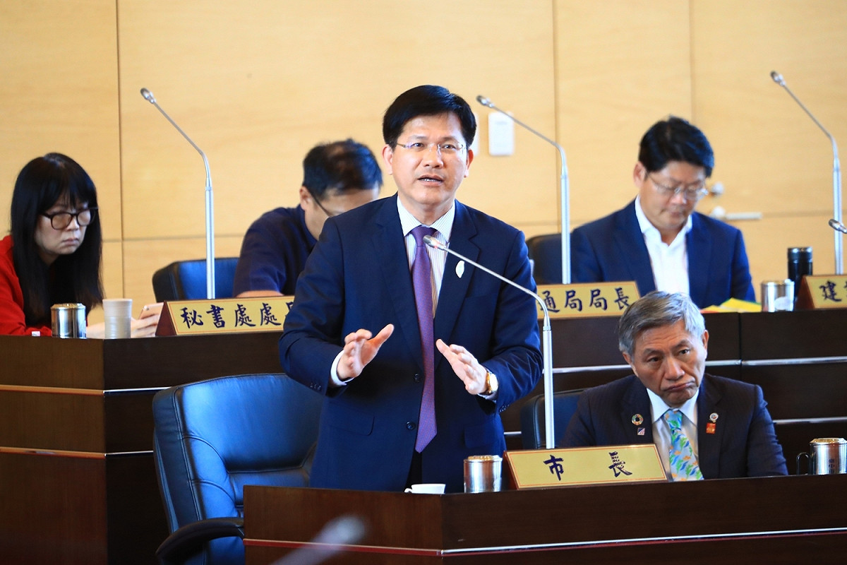 台中市長林佳龍答詢時表示，防制管線誤損應先從建置正確管線圖資著手，透過中央帶領地方，要求管線單位應該提供正確且符合市府規範的地下管線3D圖資，也盼議會支持成立數位治理局，作為統一數位圖資的平台。 圖：台中市政府／提供