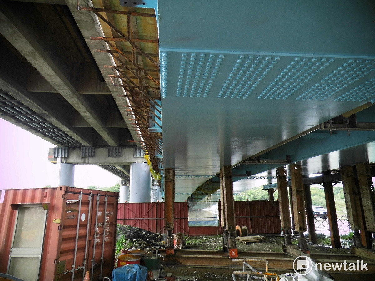 即將拆除的舊橋(左)與新建橋梁(右)。 圖：新北市政府／提供