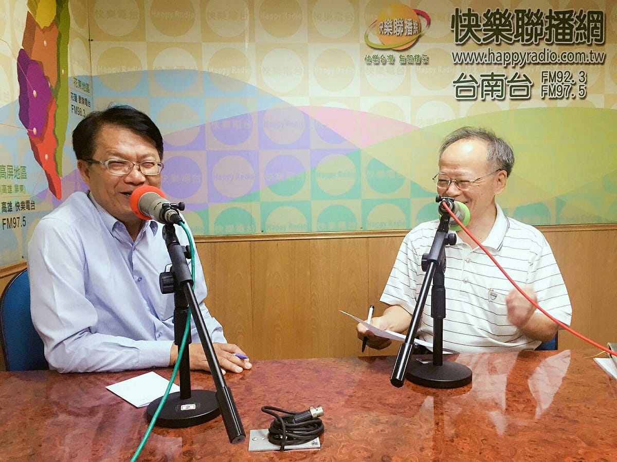台南市長參選人顏純左受邀到快樂電台，接受前台南市教育局長、現任快樂電台台長鄭邦鎮專訪。 圖：顏純左／提供