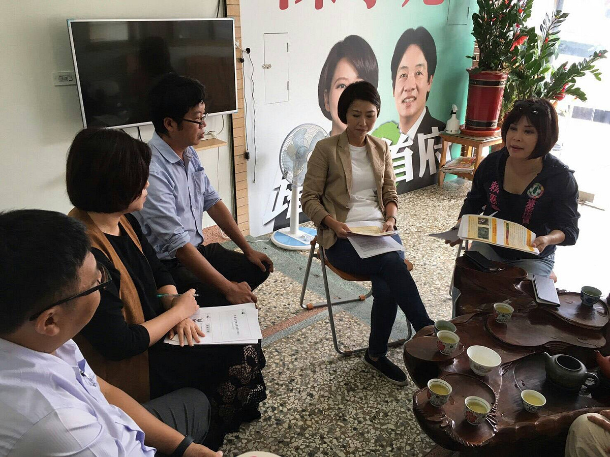 立委陳亭妃、市議員賴惠員等人開會研商興建冷凍加工廠相關事宜。 圖：黃博郎／攝