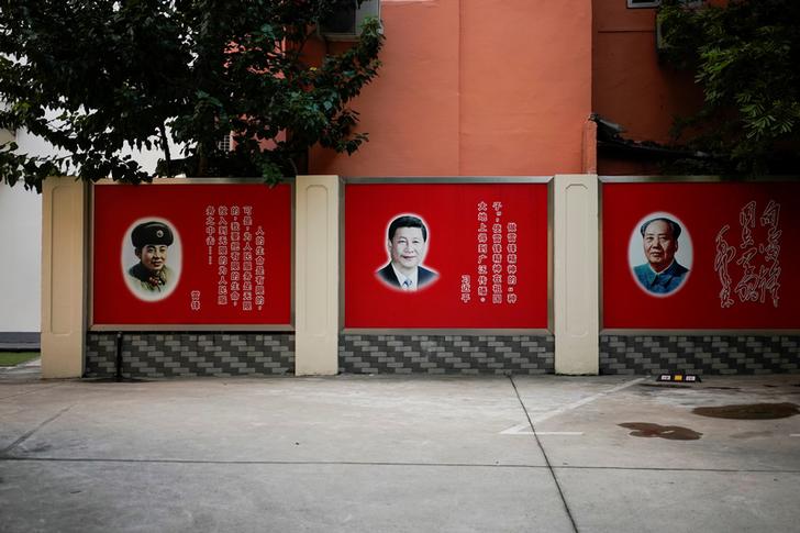習近平(圖中)作為中共最高領導人的時間恐怕會超越他之前的兩個總書記，至少是要到2027年的二十一大。作為21世紀的毛澤東(圖右)，習近平要爭取在十九大贏得一個可以長期執政的可能性。圖左為毛澤東時代的宣傳樣板人物：解放軍士兵雷鋒。 圖：達志影像/路透社