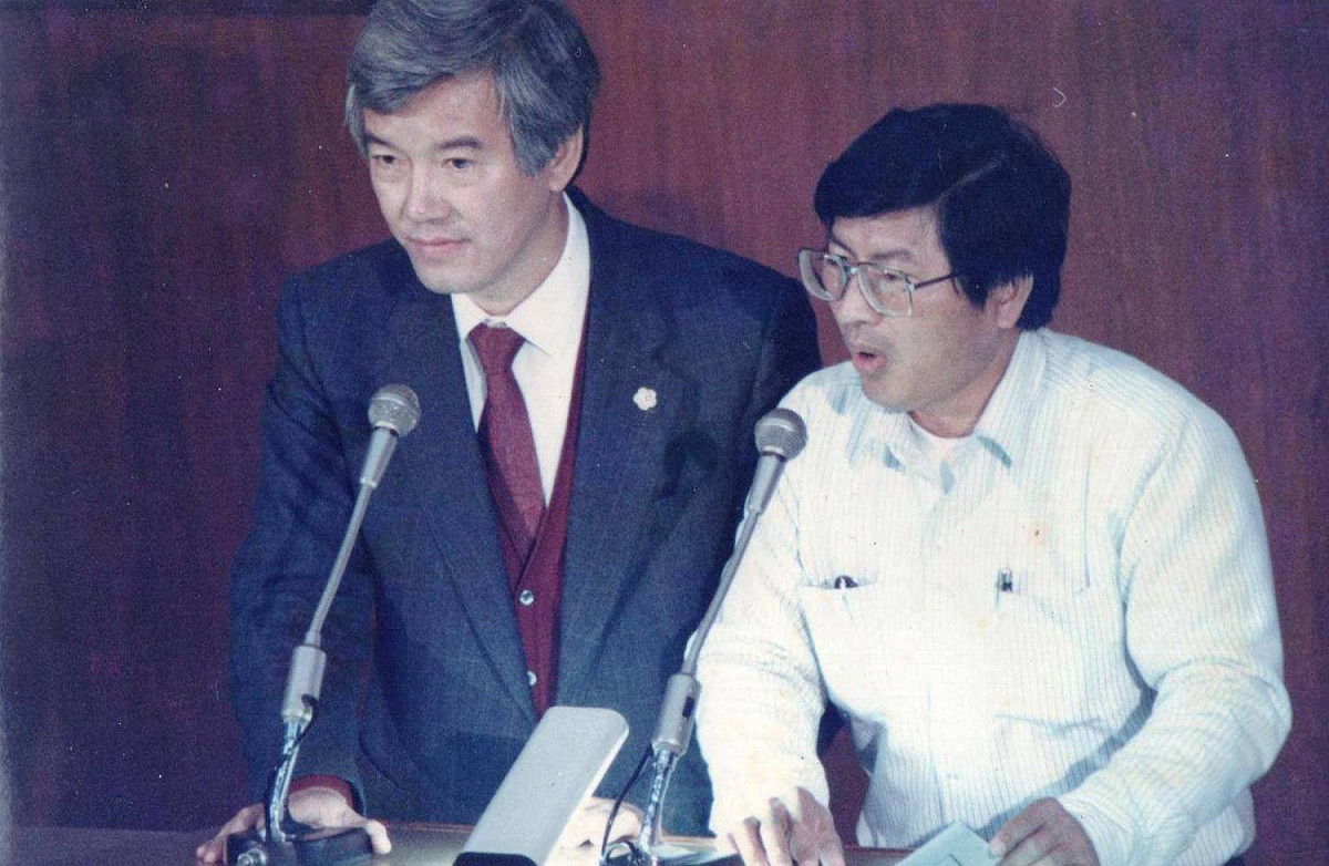 圖說：新科農民立委戴振耀堅持台語質詢，與行政院長郝柏村發生「雞同鴨講」，盧修一出面擔任翻譯，解決僵局。 來源：戴振耀臉書
