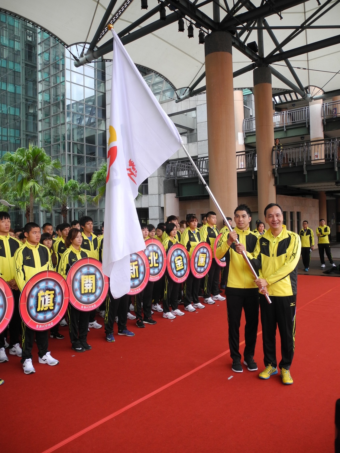 朱立倫昨天一早全身運動勁裝，為全國運代表隊授旗，也展開一天的「鐵人行程」。 （圖：王峻昌/攝）