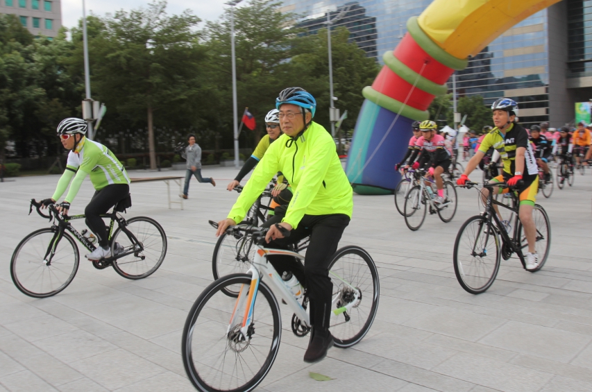 今(21)日早上7時由台中市長林佳龍揮旗啟動出發，由台中市政府副秘書長郭坤明及觀旅局長陳盛山領騎出發。 圖：台中市政府/提供