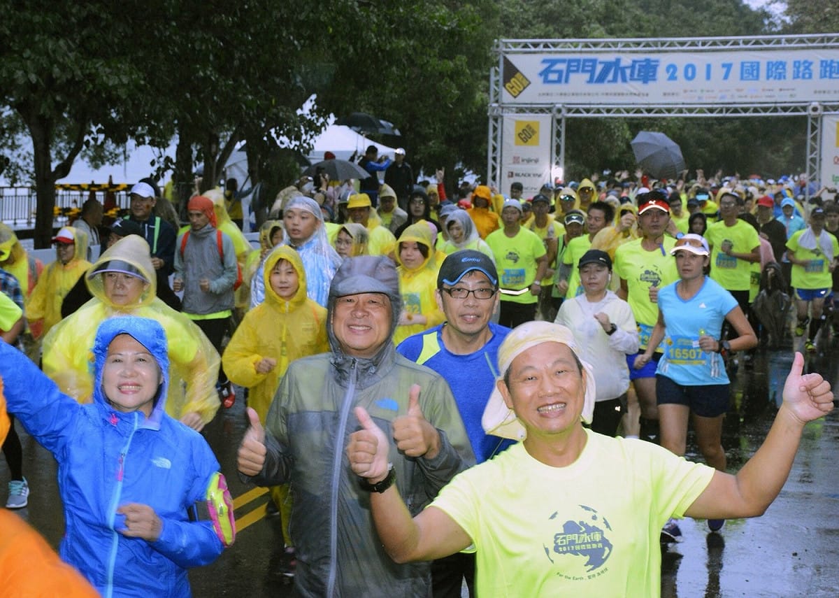 參賽的民眾就算下雨，也依然熱情開跑。 圖：桃園市政府/提供