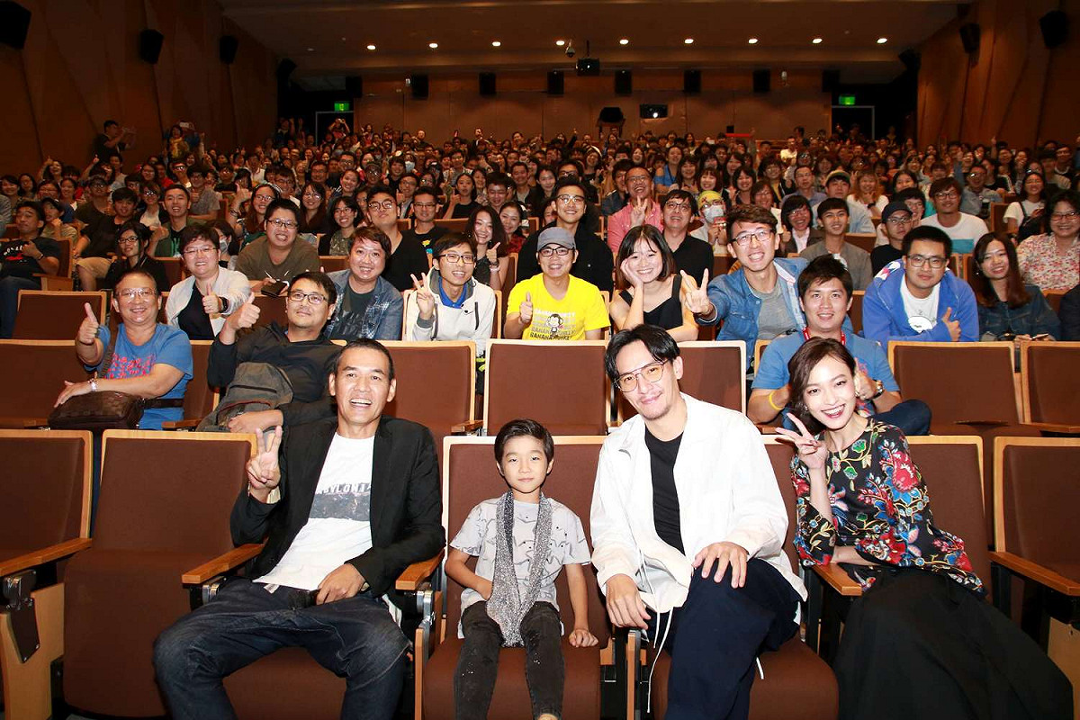 高雄電影節開幕片《龍先生》導演SABU及張震等演員於映後和觀眾合影留念。 圖：高雄市文化局/提供