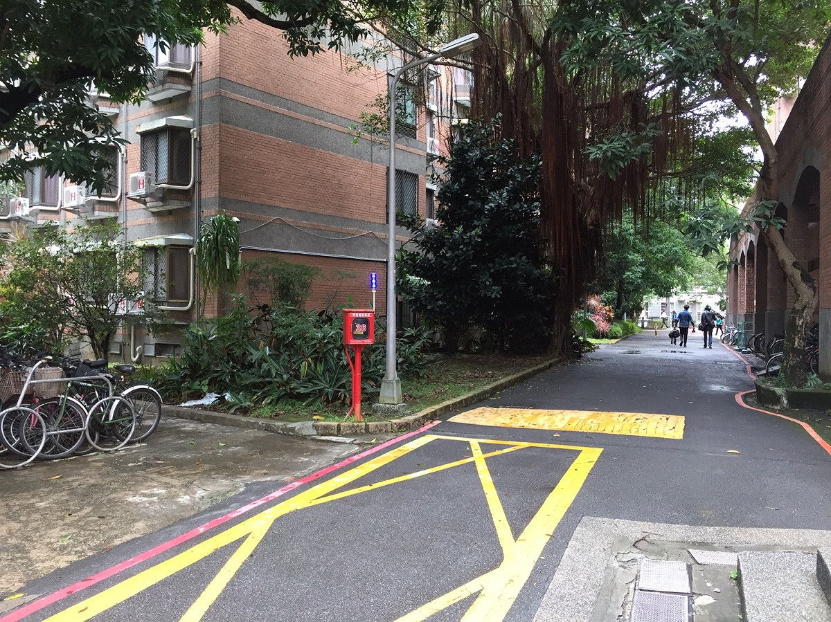 目前潑酸案現場（女生宿舍旁小路）已經都清理乾淨，這條路仍是不少住宿學生前往教室的必經之路。 圖：丘秝榕／攝