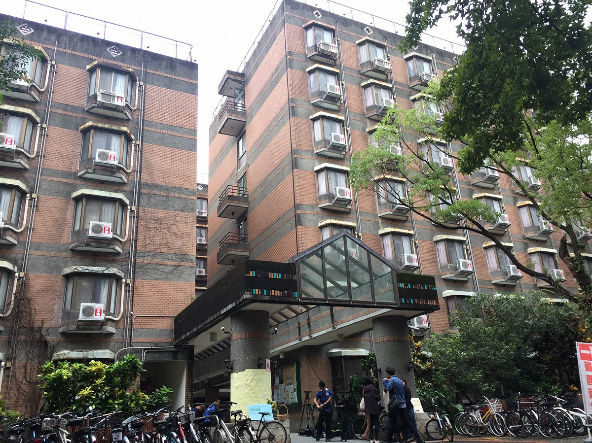 20日凌晨台大校園女生宿舍的傳達室發生命案，造成1死3傷，死者即凶嫌的張姓校外人士對台大謝姓男學生潑硫酸，後持刀傷人自殘身亡，而潑出的硫酸造成謝姓男學生、駱姓學生（謝姓學生友人）及女保全（宿舍舍監）燒燙傷。 圖：丘秝榕／攝