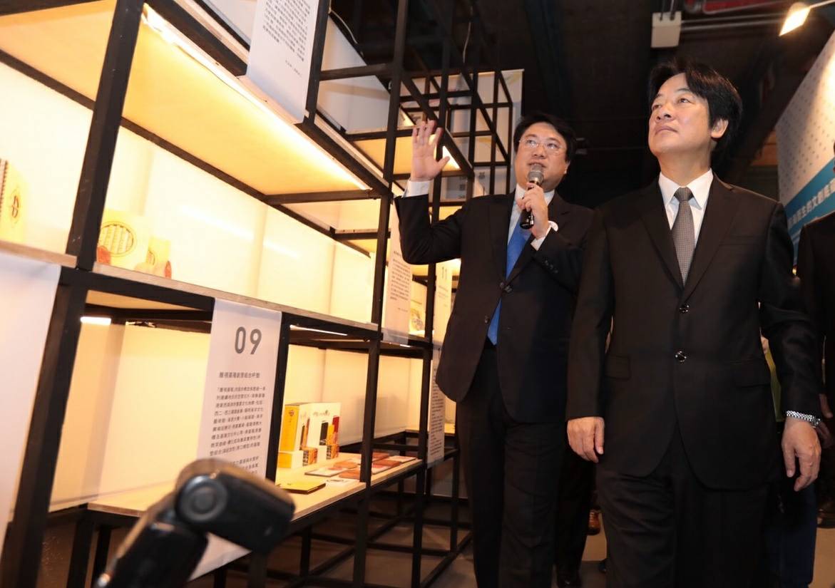 基隆市長林右昌一邊講解一邊帶領賴清德參觀八大主題館。 圖：基隆市政府/提供