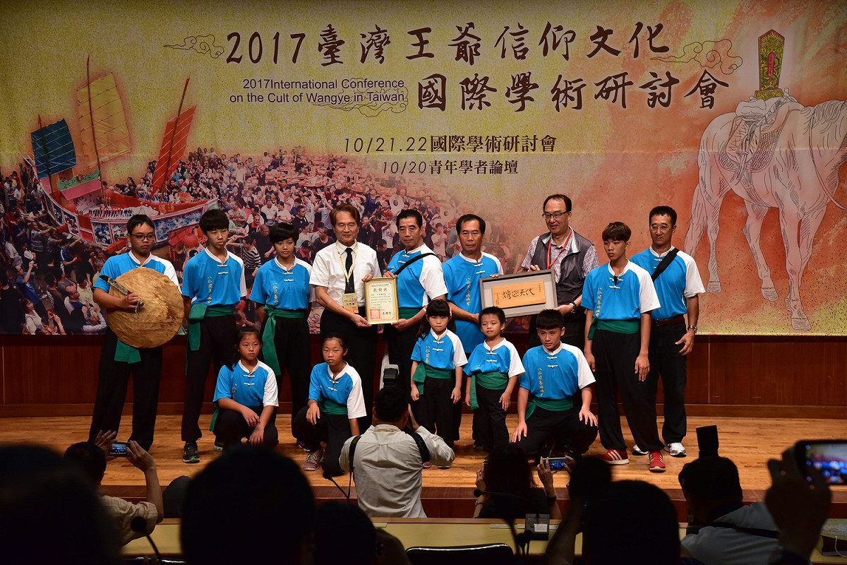 文化部文化資產局施國隆局長致贈感謝狀予八份姑媽宮。 圖：文化部文化資產局/提供