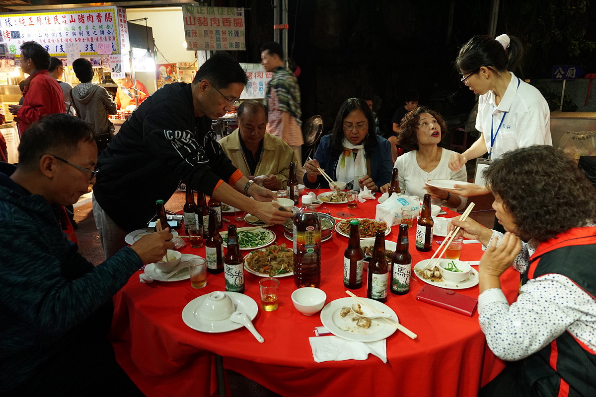烏來馬告宴席開50桌，現場500位民眾齊聚大啖馬告美食。 圖：經濟發展局 /提供