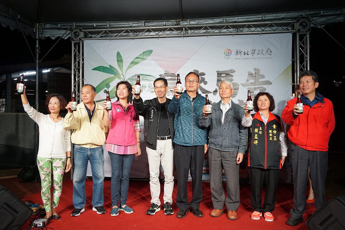 烏來老街封街500人大啖馬告美食美食，熱鬧登場(左3陳儀君議員、左4經發局長張峯源、右4王建章議員、右3高富貴區長) 圖：經濟發展局 /提供