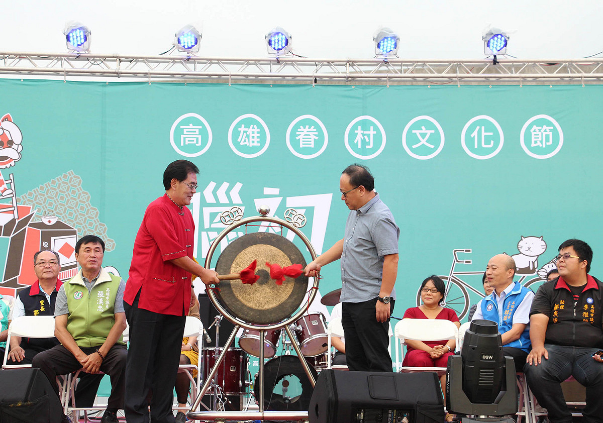 高雄副市長史哲為眷村節敲鑼開幕。 圖：高雄市政府/提供