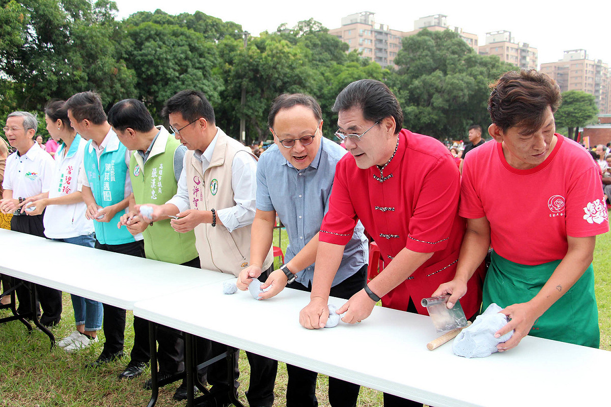 高雄市眷村文化節舉辦「千人揉饅頭」活動，現場氣氛歡樂融洽。 圖：高雄市政府/提供