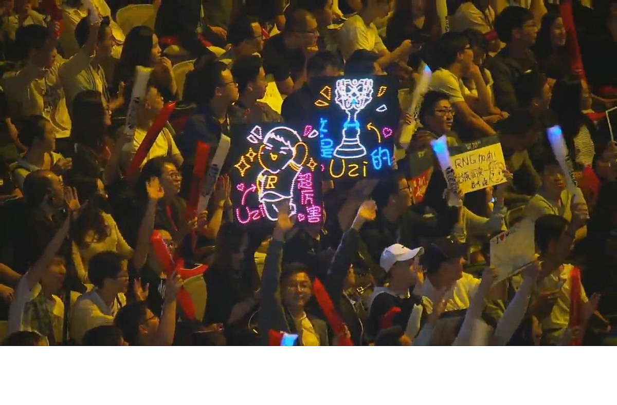 RNG這場已在賽末點，粉絲舉燈牌支持，RNG卻惜敗FNC。 圖：翻攝自 LoL Esports YouTube