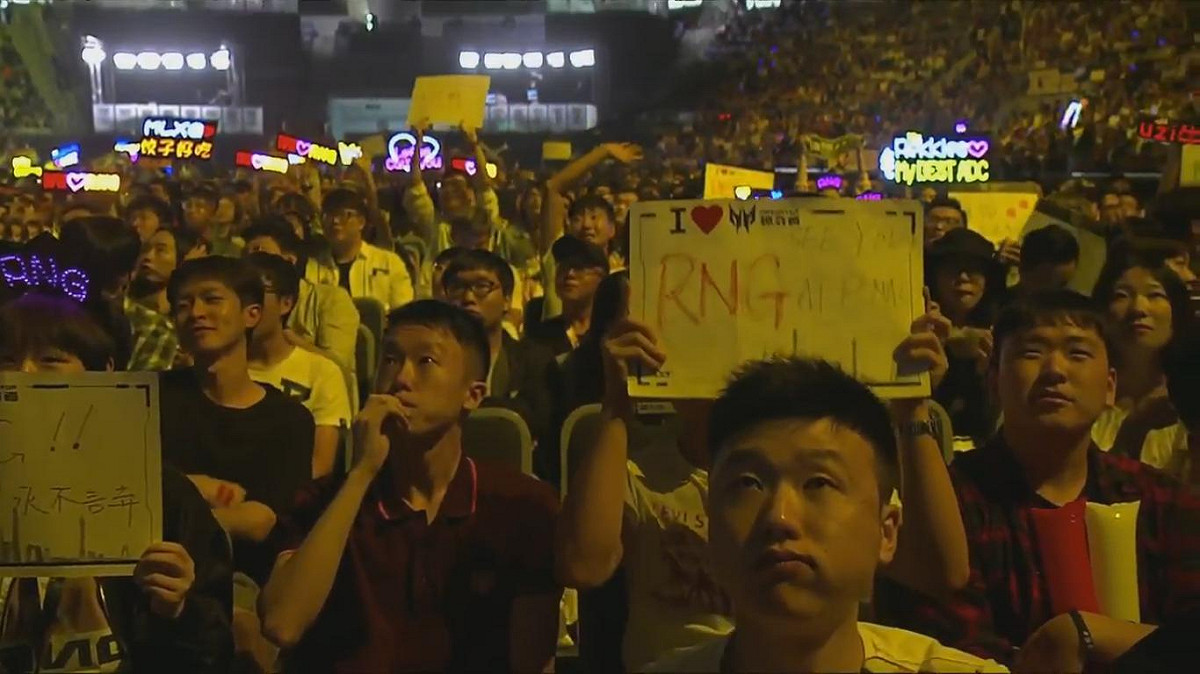 八強賽RNG對FNC，現場粉絲為RNG加油打氣。 圖：翻攝自英雄聯盟 LPL賽事頻道 YouTube