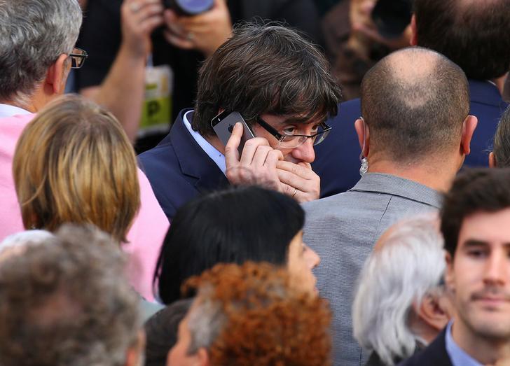 在參與示威過程中，正在講手機的普伊格蒙特（Carles Puigdemont）。西班牙今天宣布，即將採取行動解散加泰隆尼亞分離主義政府，並在當地重新舉行選舉，以防當地領導人宣告獨立。 圖：達志影像/路透社