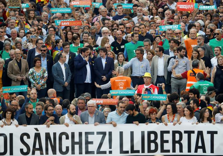 西班牙總理拉荷義（Mariano Rajoy）指出，普伊格蒙特的自治區政府主席職位，以及他的行政團隊職務，將由西班牙中央政府部會首長代行。圖為普伊格蒙特和他的團隊，參與挺獨示威。 圖：達志影像/路透社