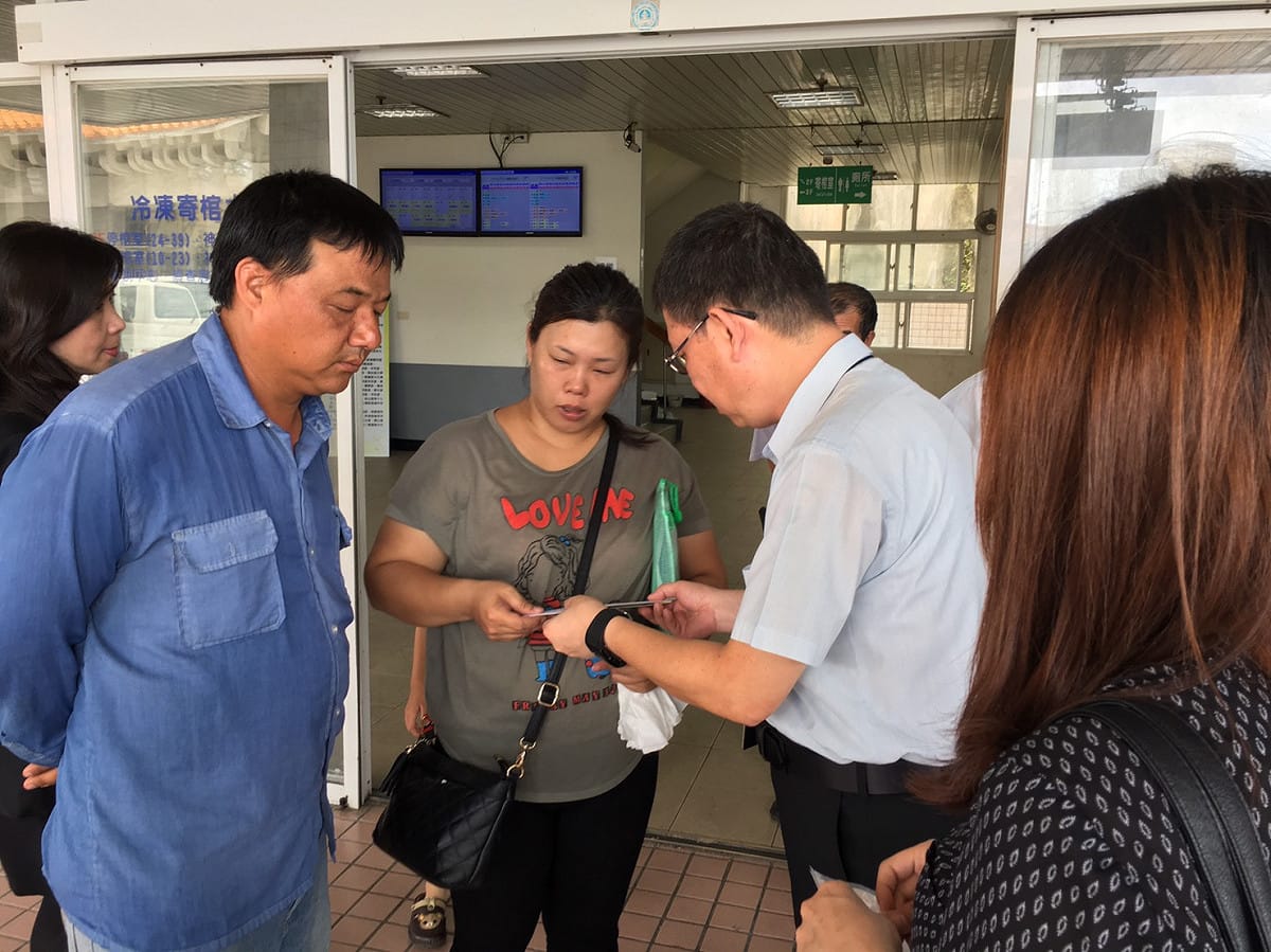 勞動部派員慰問台電大林電廠筒式煤倉施工架倒塌災害受傷勞工及死亡勞工家屬，併發放死者家屬慰問金共30萬元整。 圖：勞動部/提供