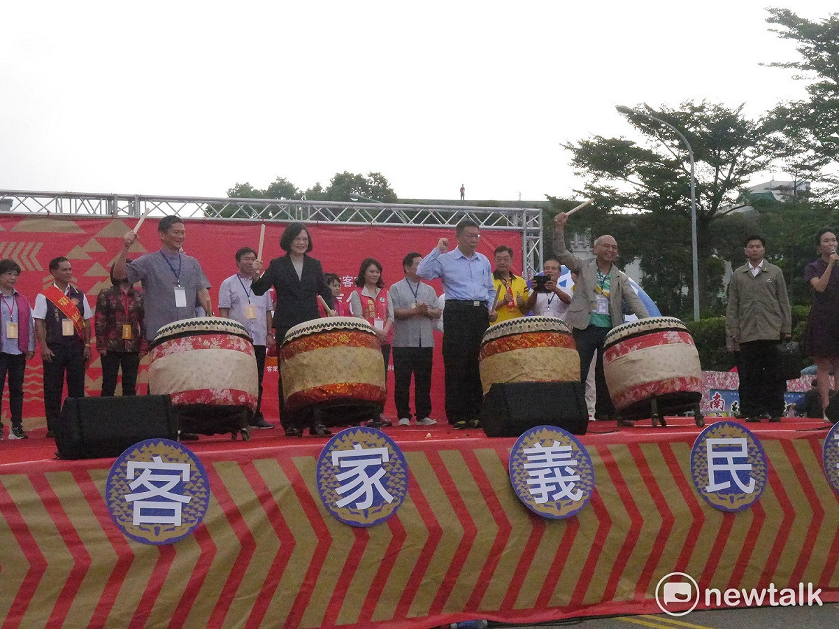 「2017臺北客家義民嘉年華-挑擔踩街及主祭大典」活動上午開幕，蔡英文總統、台北市長柯文哲、客委會主委李永得與北市府客委會主委曾年有都到場支持。 圖：趙婉淳/攝