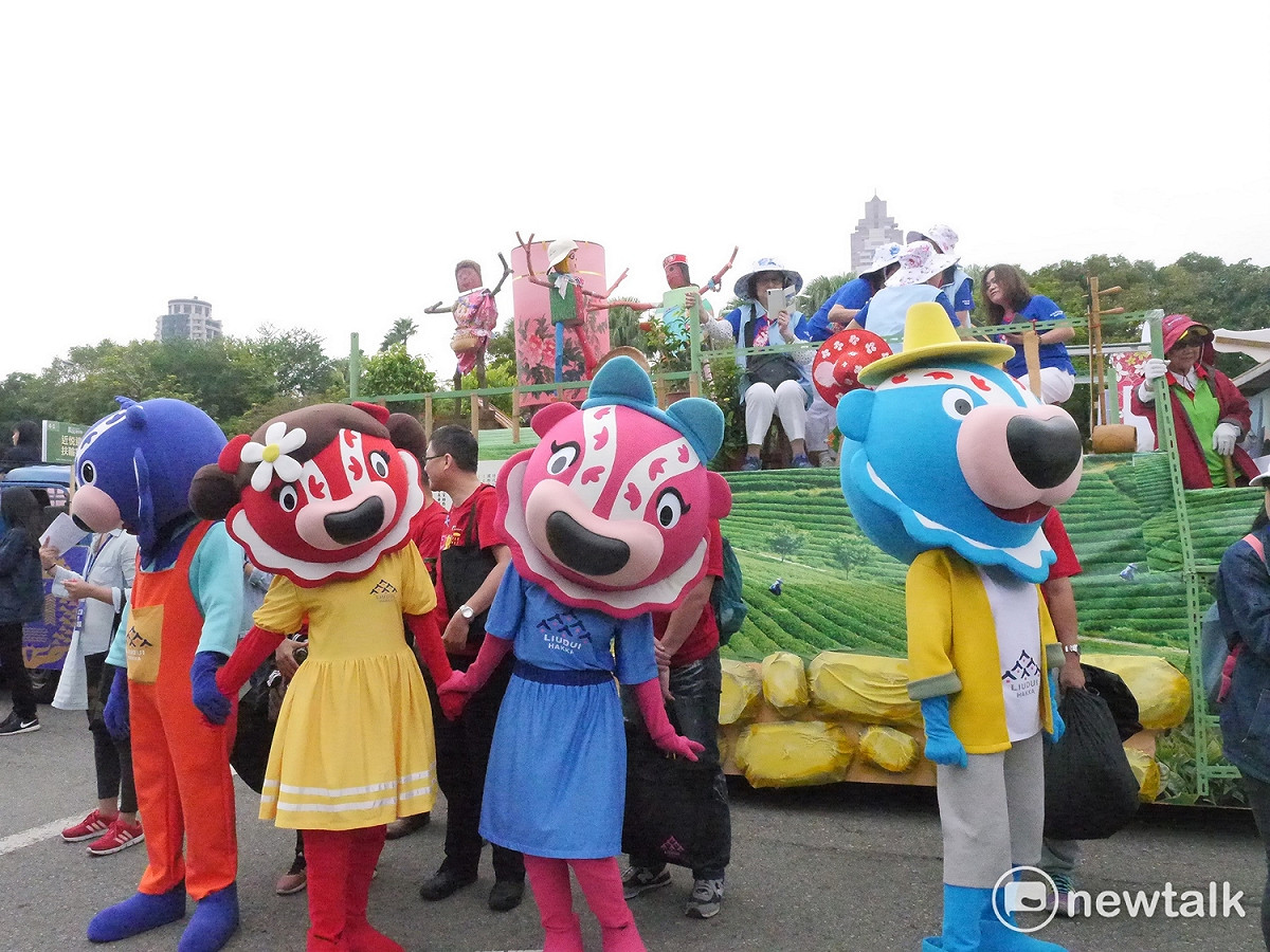 「2017臺北客家義民嘉年華-挑擔踩街及主祭大典」活動上午從凱達格蘭大道開始遊行。 圖：趙婉淳/攝