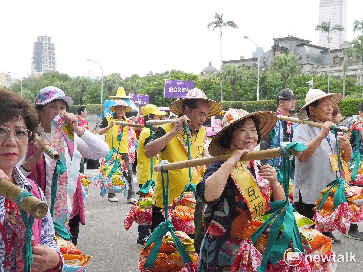 各個客家鄉親參與「2017臺北客家義民嘉年華-挑擔踩街及主祭大典」活動。 圖：趙婉淳/攝