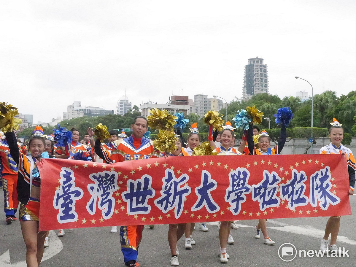 世新大學啦啦隊為活動暖場，隨後參與挑擔遊行。 圖：趙婉淳/攝