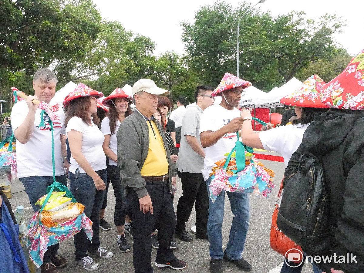 美國在臺協會也參與採擔踩街活動。 圖：趙婉淳/攝