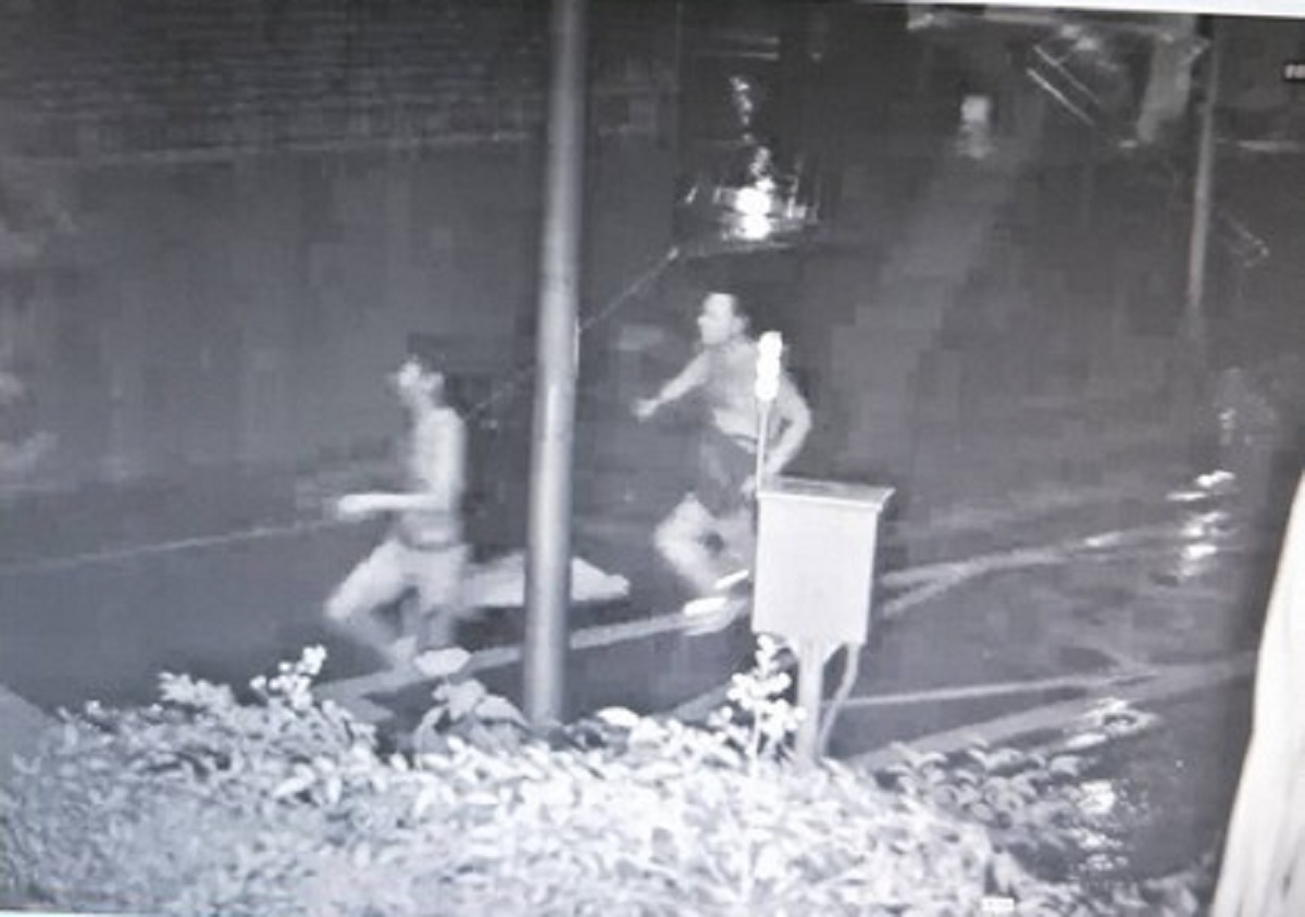 台科大碩士班的張姓校友潑酸後持刀追趕謝姓男同學。 翻攝自監視器畫面