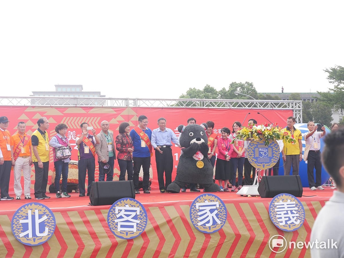 熊讚也到場支持客家義民嘉年華，但他一走上舞台上，便立刻衝向柯文哲給一個大大的擁抱，讓柯文哲略顯害羞，揮揮手要熊讚退到舞台兩端。 圖：趙婉淳/攝