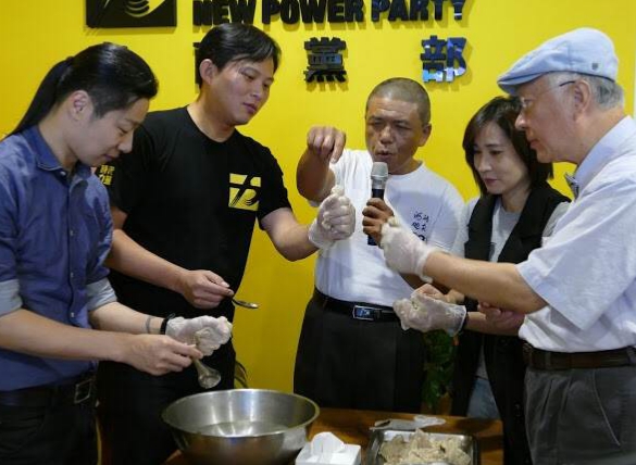 現場貴賓動手做傳統宜蘭小吃魚丸湯，取老子「治大國若烹小鮮」自勉慢火細熬，穩健、紮實深根經營宜蘭。 圖：時代力量/提供