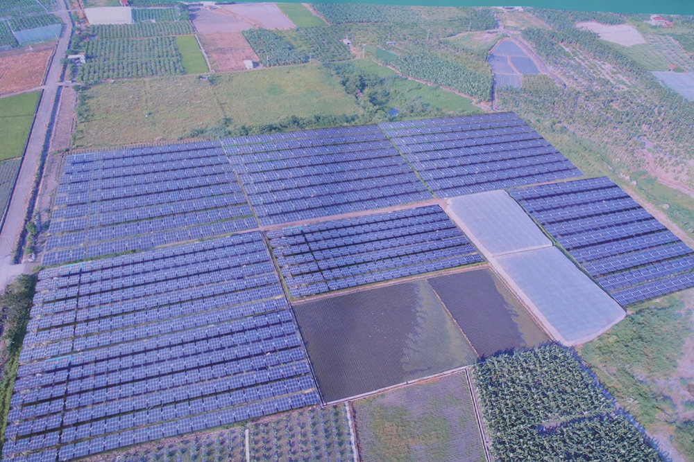 高樹土地坑洞土石方回填後，因為無水利基礎建設可供農業種植利用，屏縣府將其打造成為光電示範區。 圖：屏東縣政府/提供