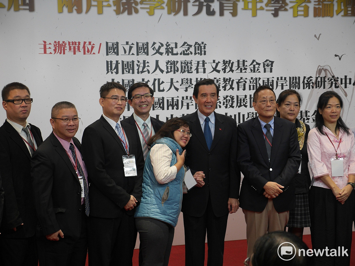 前總統馬英九今(22)天上午出席「第二屆兩岸孫學研究青年學者論壇」，與台灣學者合影。 圖：趙婉淳/攝