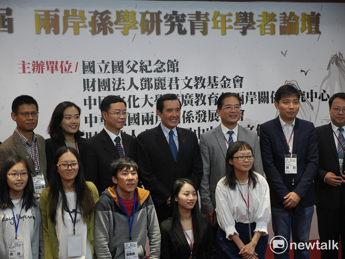 前總統馬英九今(22)天上午出席「第二屆兩岸孫學研究青年學者論壇」，與中國學者合影。 圖：趙婉淳/攝
