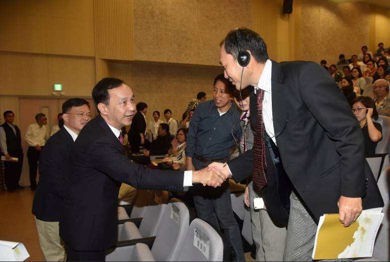 新北市長朱立倫感謝國內外學者專家、文化工作者及居民一起參與、分享世界遺產保存的經驗。 圖：翻攝自新北市官網