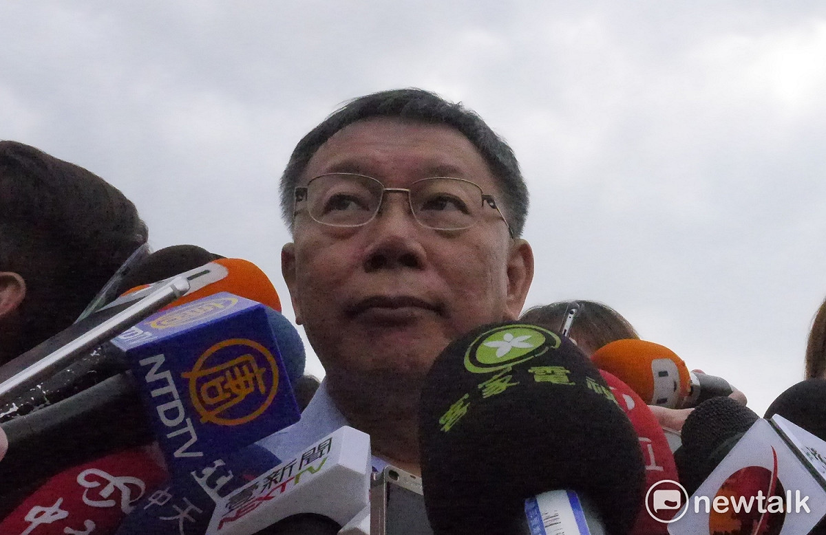 針對台北市長柯文哲昨天語出驚人表示「目前國民素質尚未達到選總統階段」，他今(22)天上午出席活動時，與蔡英文總統互動不多。 圖：趙婉淳/攝