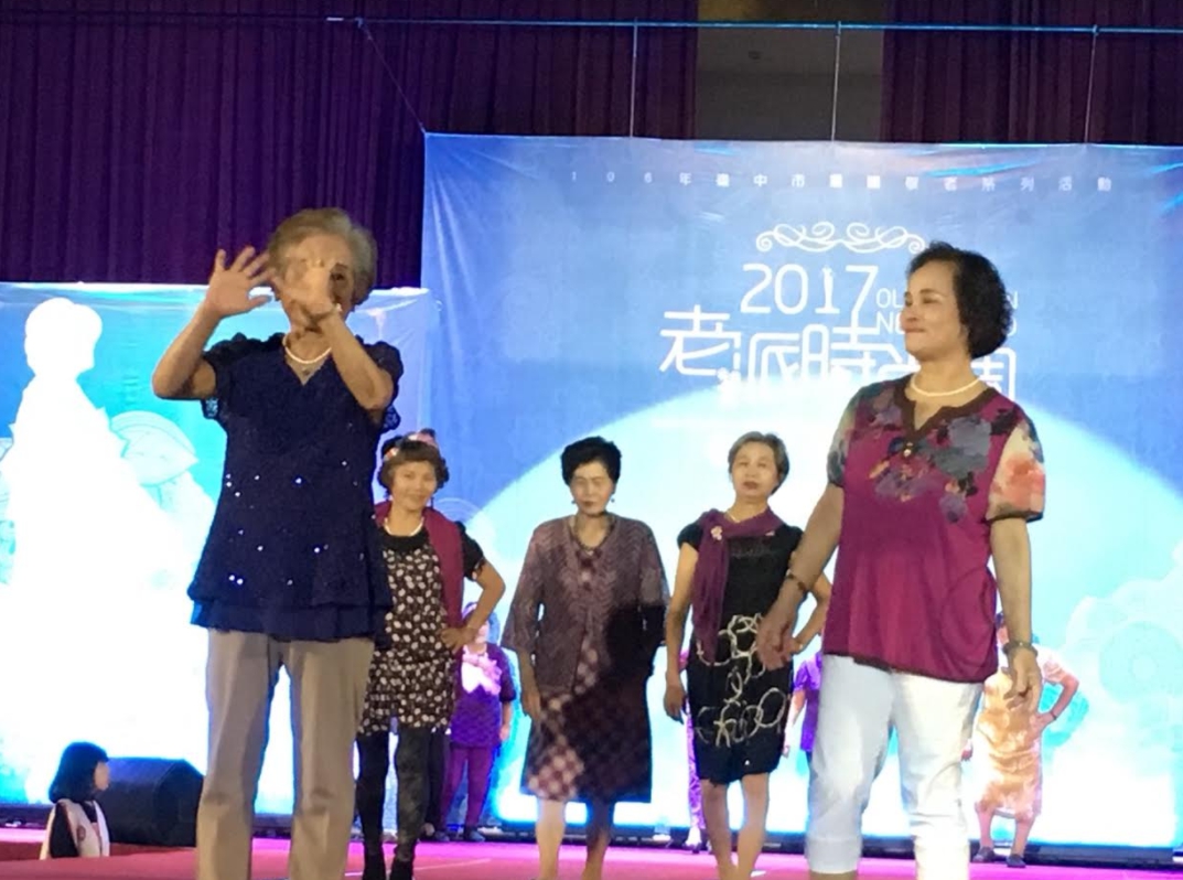 平均年齡70歲以上的阿公阿嬤散發自信光彩，穿著流行服裝，化身為模特兒。 圖：台中市政府/提供