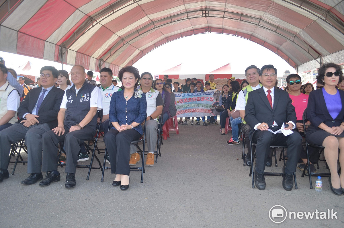 嘉義青年創業博覽會上，多名縣、市長參選人排排坐。右起涂醒哲及夫人、蕭淑麗、張明達、徐文志。 圖：蔡坤龍/攝