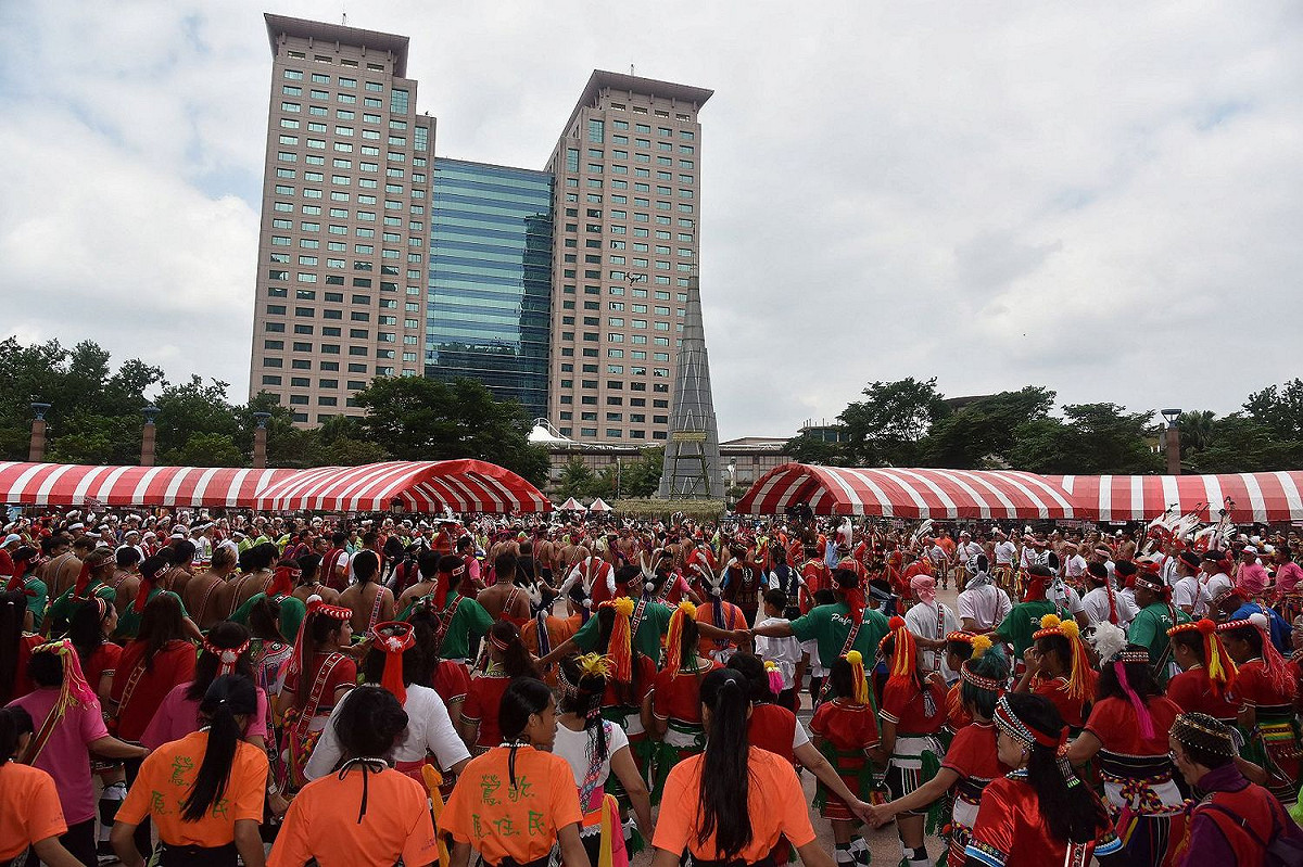 由新北市的阿美族頭目群率領原住民青年勇士共同進行阿美族祭儀文化，場面盛大。 圖：新北市政府/提供