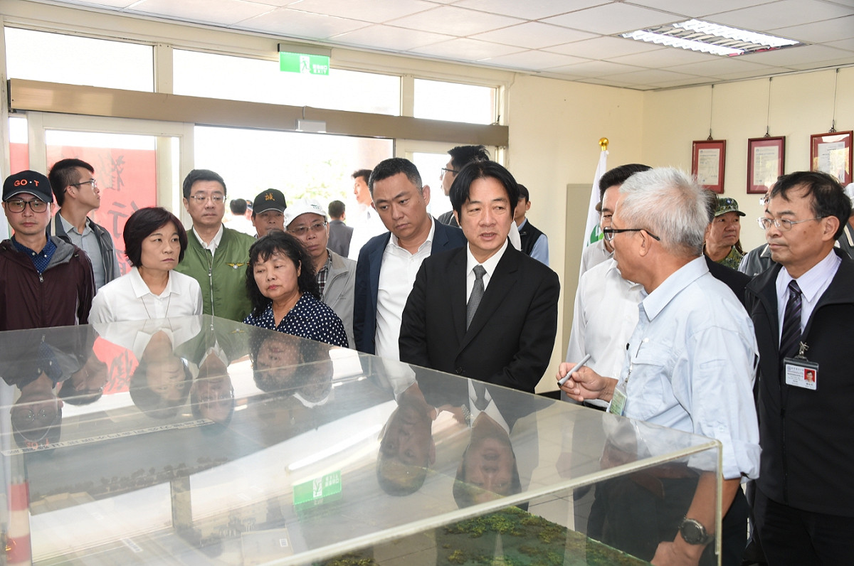 行政院長賴清德今(22)日視察金門金沙太陽光電系統、風力發電站及塔山發電廠。 圖：行政院/提供