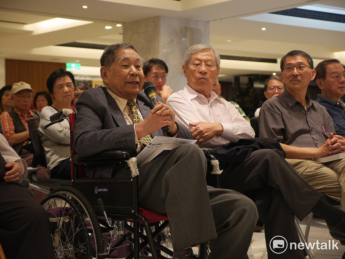 前國策顧問謝聰敏坐著輪椅到場支持。 圖：趙婉淳/攝